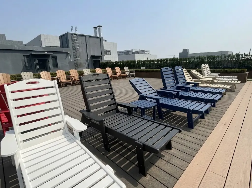 OEM and custom HDPE chaise lounge factory display with multiple color options